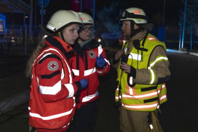 Einsatzleiter Feuerwehr und Rettungsdienst besprechen die Lage Einsatzleiter Feuerwehr und Rettungsdienst besprechen die Lage